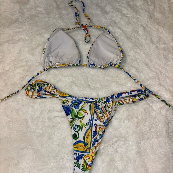 Bikini - Picture 2 of 2